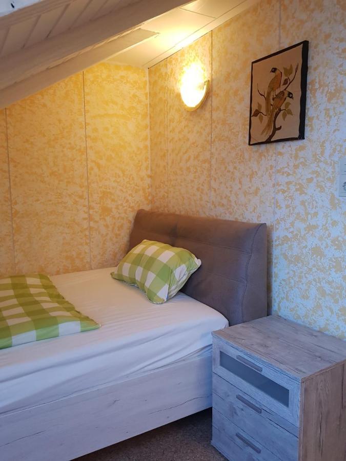 Sonnige Ruhige Dachzimmer Inkl Wifi Plus Kaffee Mit Wg Dusche Und Neuer Kueche 罗拉赫 外观 照片