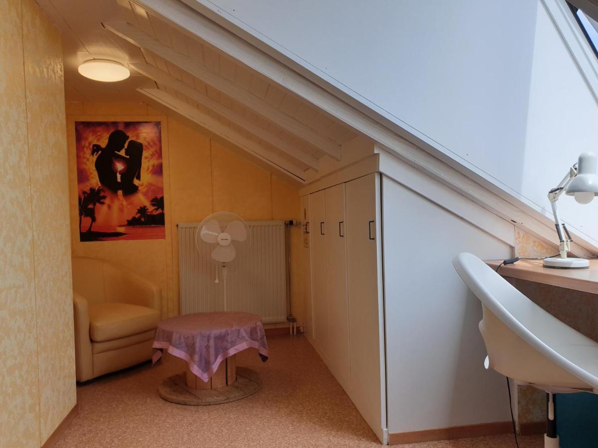Sonnige Ruhige Dachzimmer Inkl Wifi Plus Kaffee Mit Wg Dusche Und Neuer Kueche 罗拉赫 外观 照片
